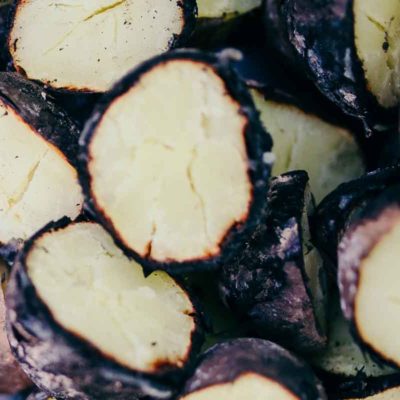 Ugunī cepti kartupeļi ar skābā krējuma, plaucētu nātru un skābeņu mērci