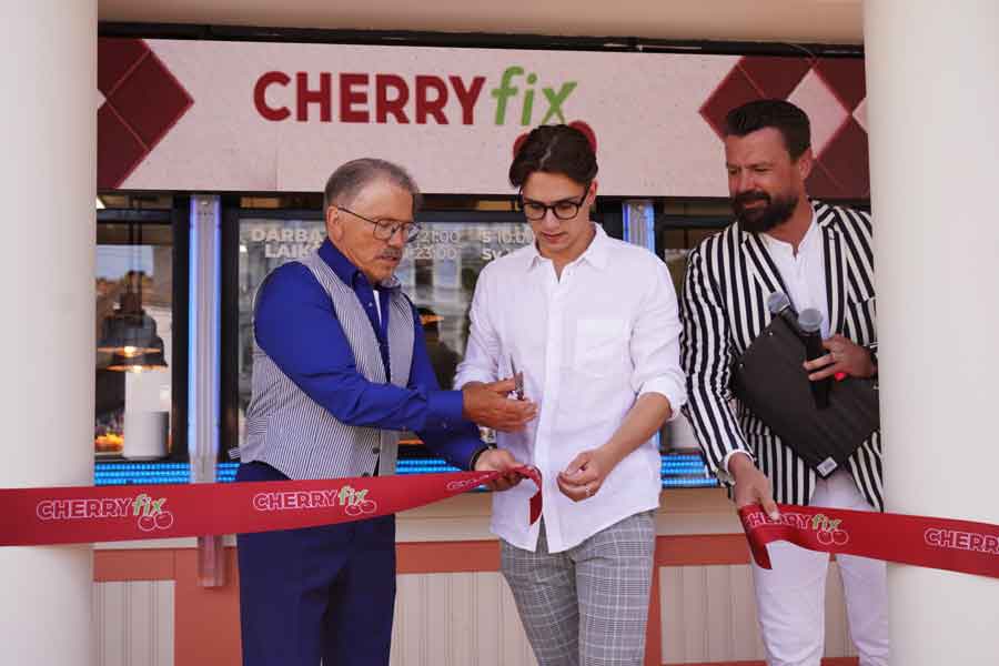 Ķirsons ar mazdēlu ver vaļā fikso ķirsi - Cherry Fix